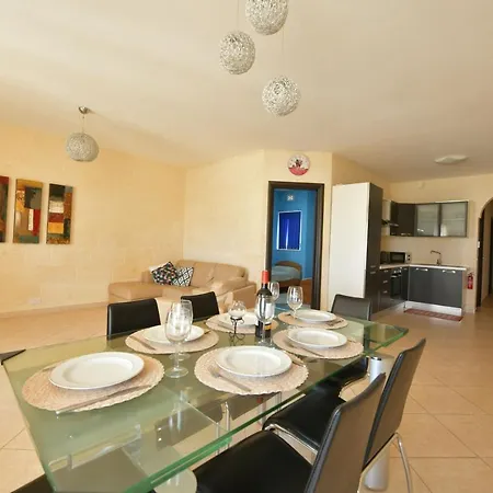 Gozo Spacious With Large Communal Pool Apartment *