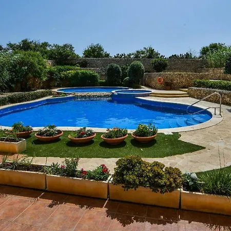 Gozo Spacious With Large Communal Pool Qala