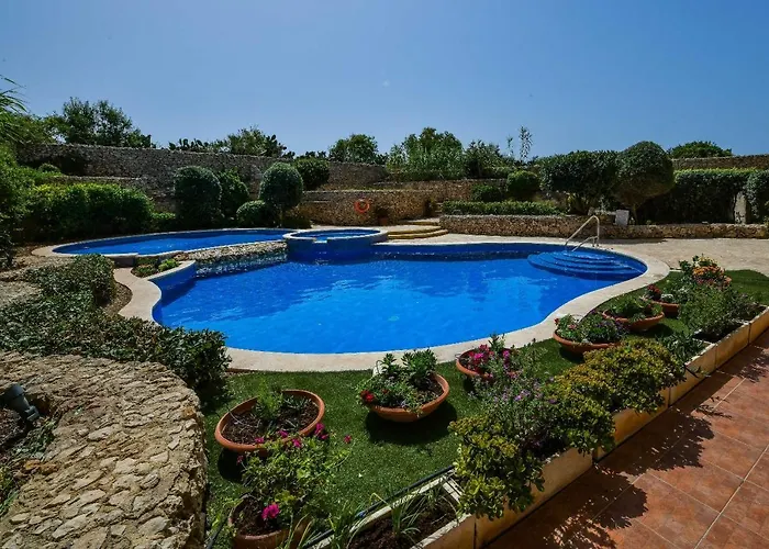 Gozo Spacious With Large Communal Pool *